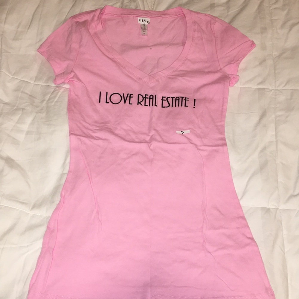 Pink I love real estate v neck